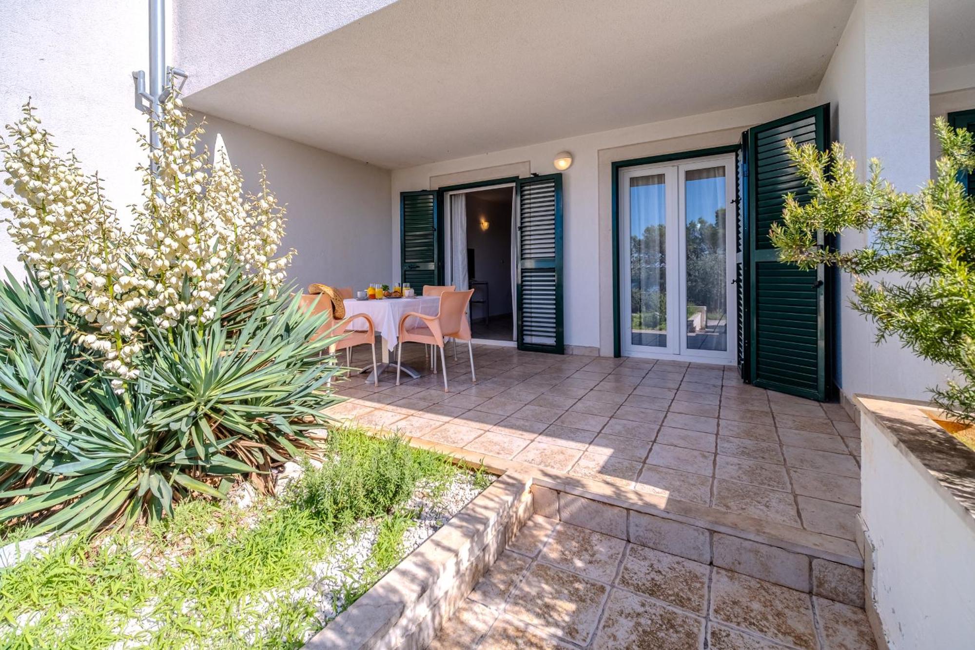 Apartment Milna - With Swimming Pool & Amazing Seaviews, Above Bijaka Beach Exterior photo