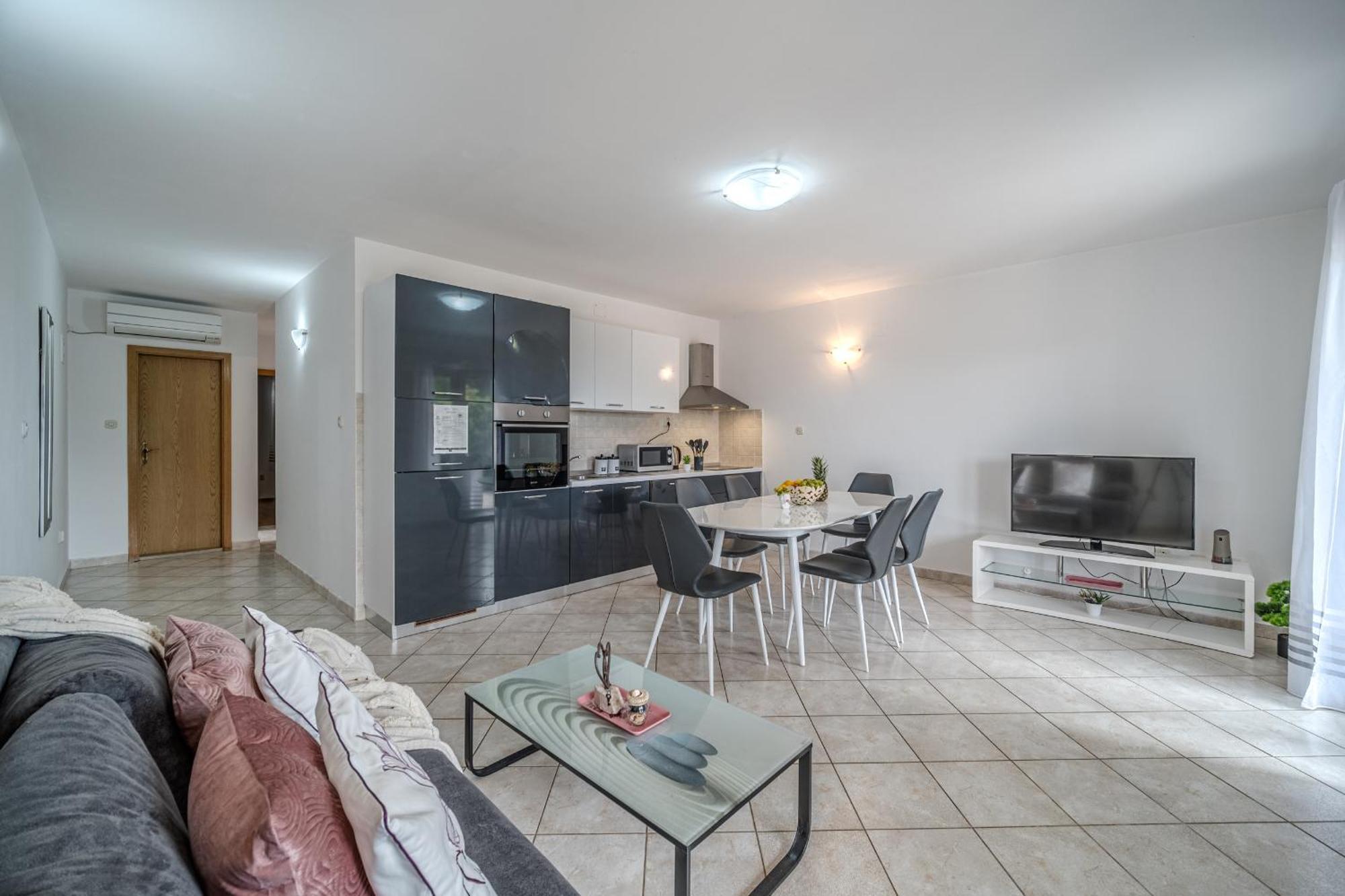 Apartment Milna - With Swimming Pool & Amazing Seaviews, Above Bijaka Beach Exterior photo